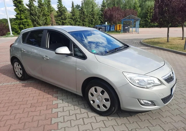 Opel Astra cena 20900 przebieg: 127000, rok produkcji 2010 z Kołobrzeg małe 326